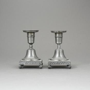 LJUSSTAKAR, ett par, sengustaviansk stil, tenn, Santesson, Stockholm, 1800/1900-tal.