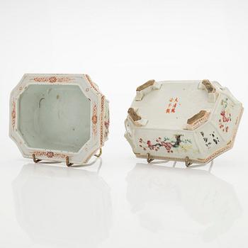 A pair of porcelain Chinese jarndiniere / flowerpots, late Qing dynasty.