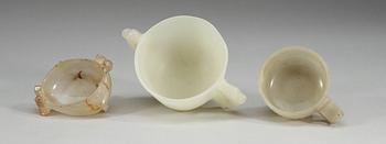 VINOFFERBÄGARE, två stycken, nefrit samt PENSELBAD, agat. Qing dynastin.