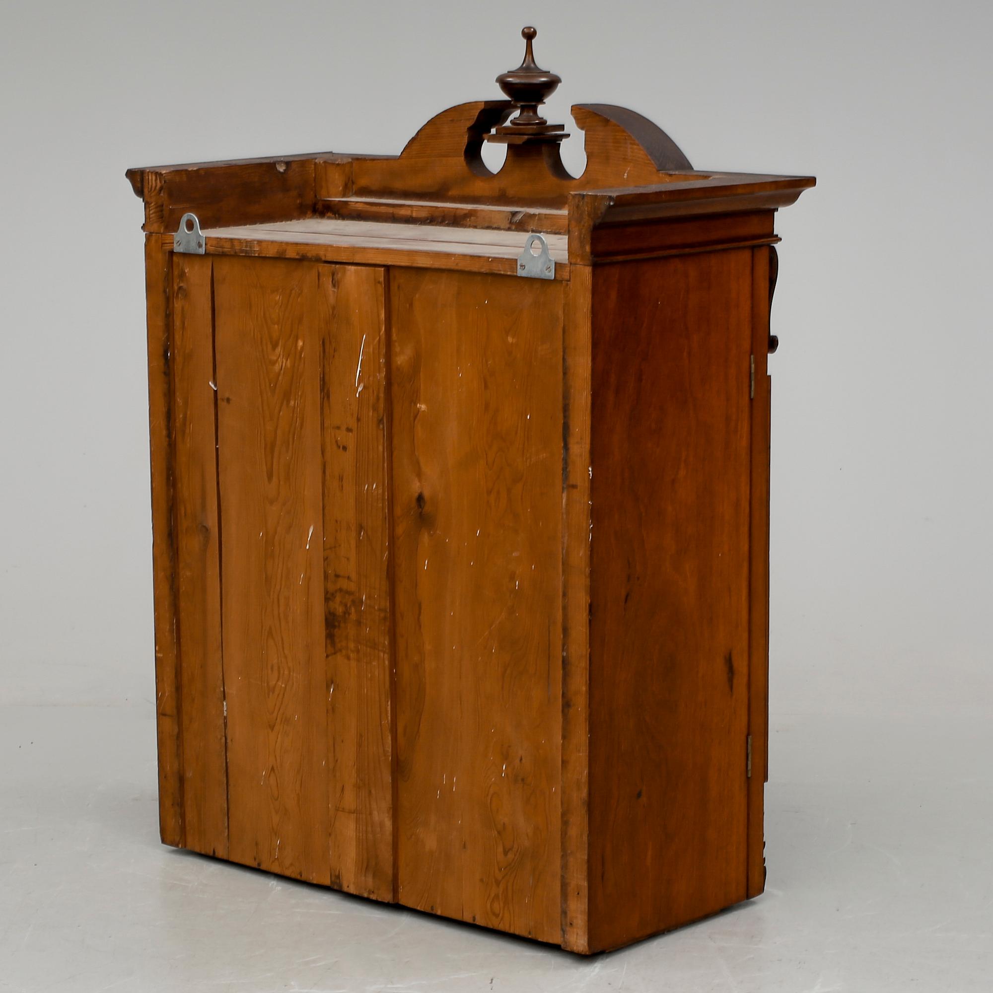 HÄNGSKÅP, nyrenässans, 1800-talets slut.