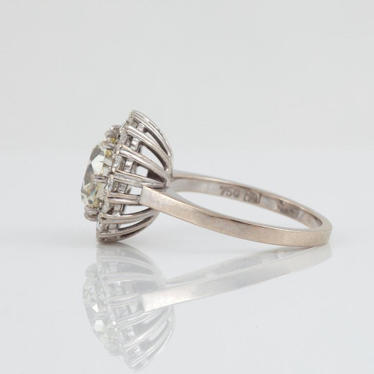 RING med kuddslipad diamant, ca 3.07 ct K/VVS, omgiven av mindre diamanter totalt ca 1.00 ct.