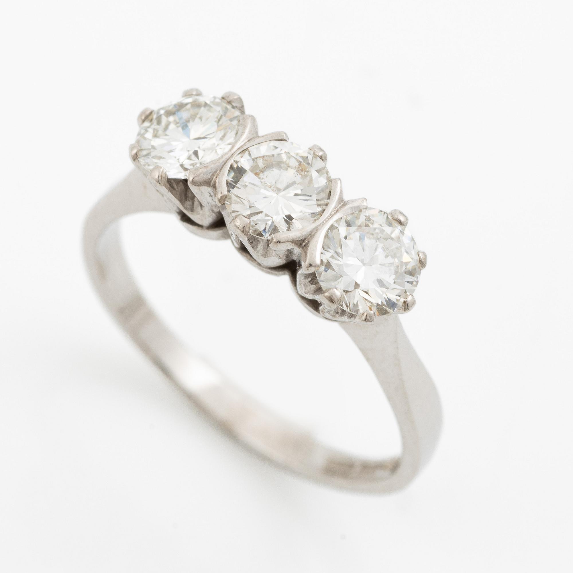Ring, trestensring 18K vitguld med tre runda briljantslipade diamanter totalt 1.74 ct enligt gravyr.