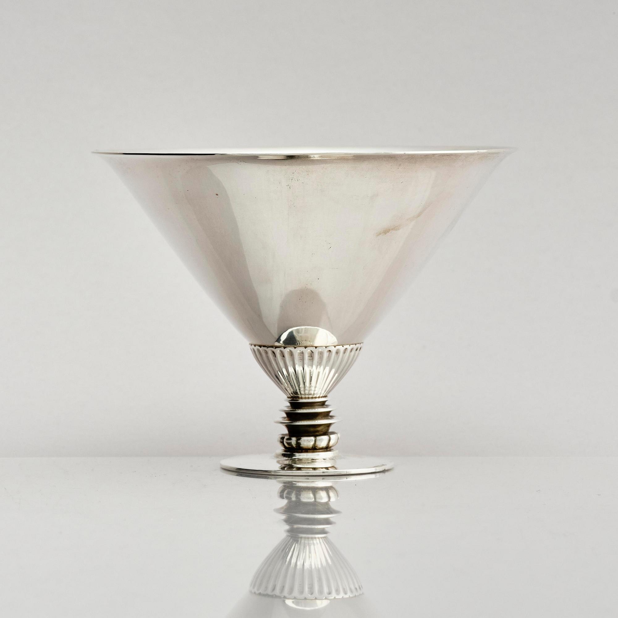 Georg Jensen, skål på fot, sterling silver, modell 259, design Gundorph Albertus, Köpenhamn efter 1945.