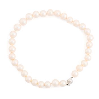 496. A cultured fresh water pearl necklace.