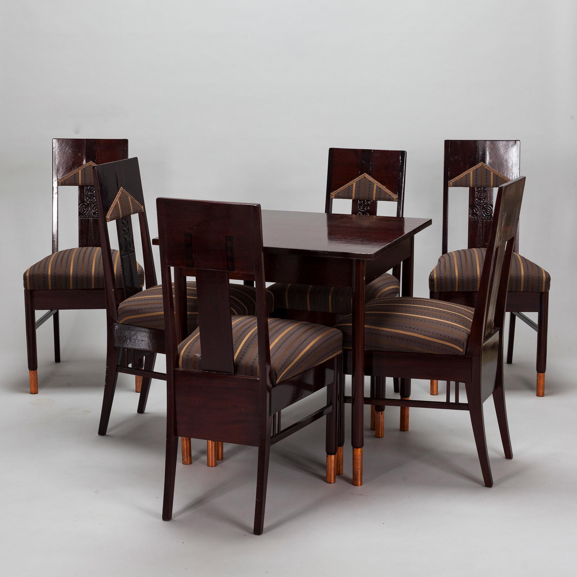 Bernhard Häkli, A Finnish Jugend table and six chairs, Vihdin Puuseppäin Huonekaluliike 1911.