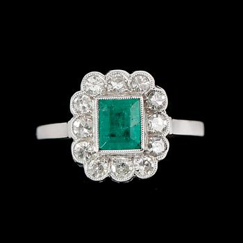 RING, 18 k vitguld, med diamanter ca 0.36 ct samt smaragd.  Total vikt ca 4 g.