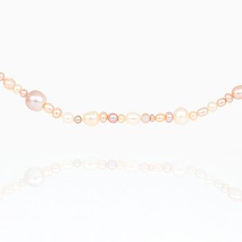 PÄRLHALSBAND, 2 st, rosa, kräm- och vitfärgade sötvattenspärlor.