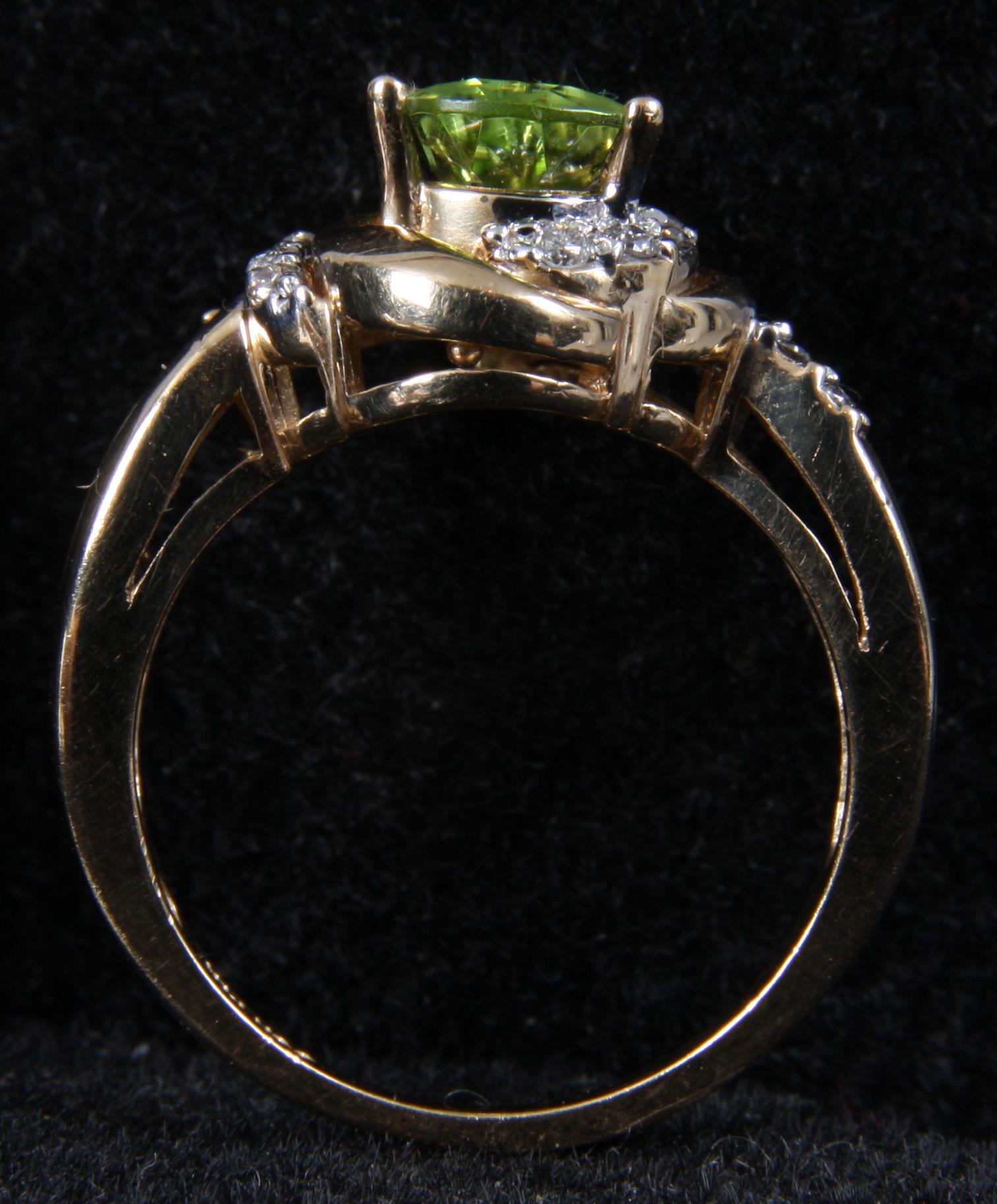 RING, 14 K guld, briljanter samt syntetisk sten.