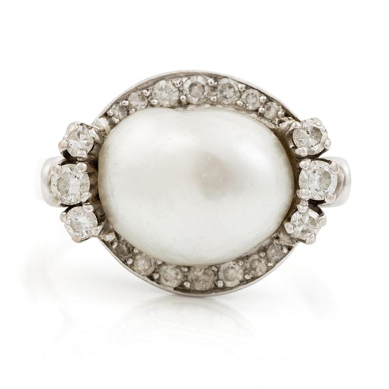 Ring 18K vitguld med pärla och runda briljantslipade diamanter.
