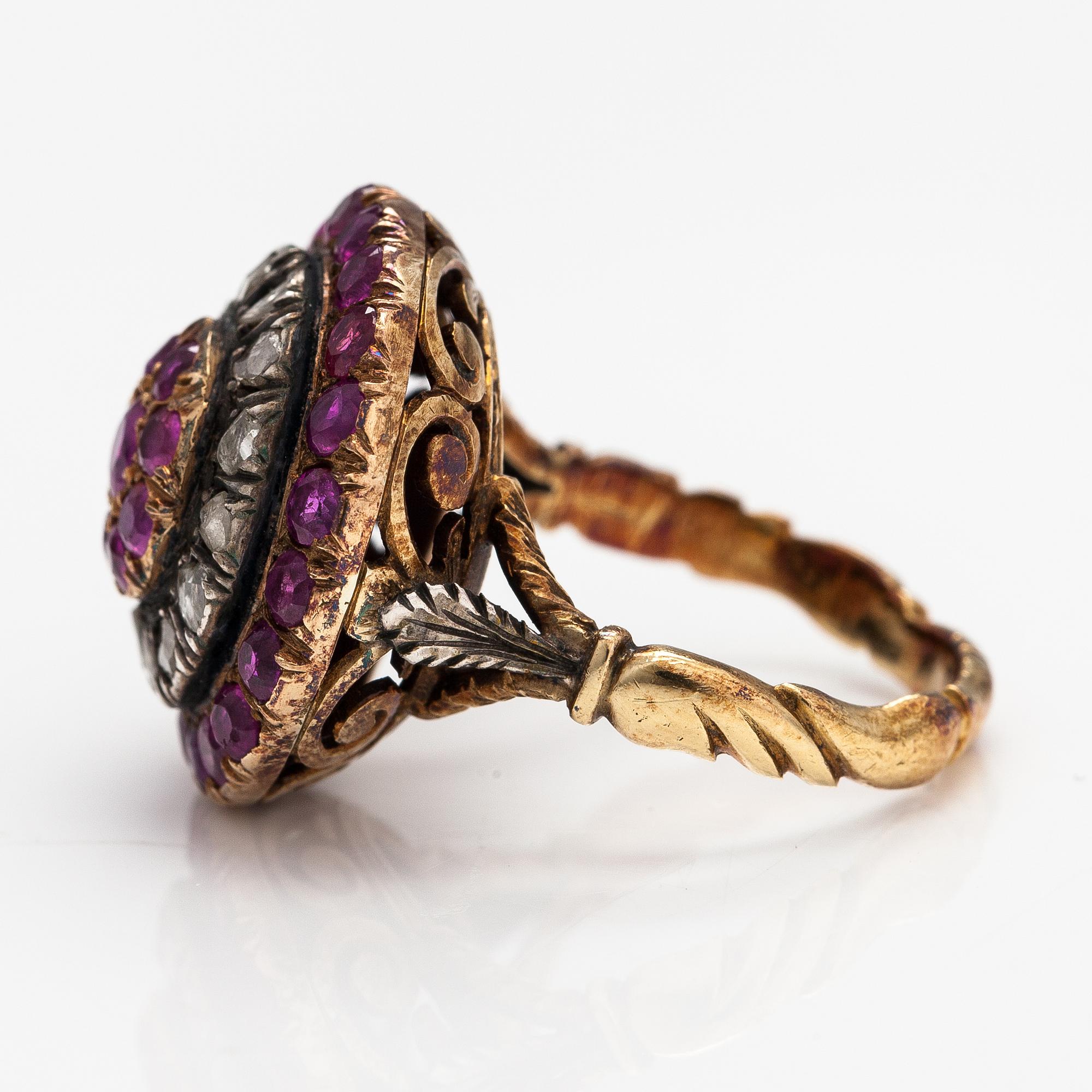 Ring, 18K guld, rosenslipade diamanter och rubiner. Sekelskiftet 1800/1900.