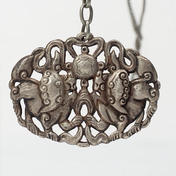 Amuletter, fyra stycken, vitmetall samt fyra hårsmycken delvis i silver, Kina, 1900-tal.