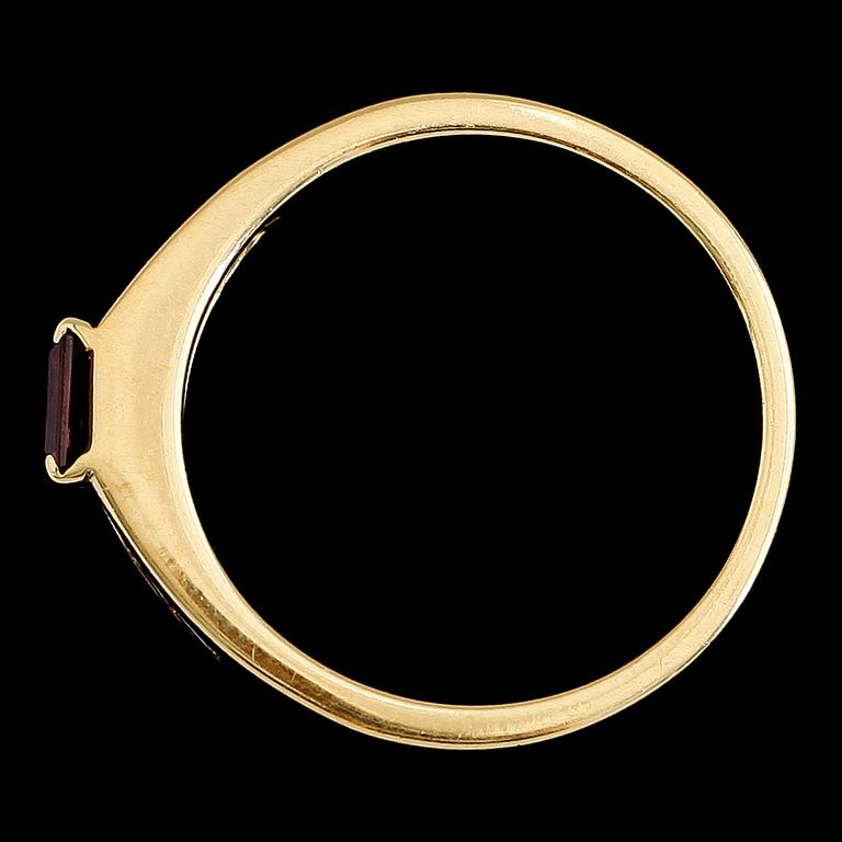 RING, 18 k guld, rubin och baguettslipade diamanter.