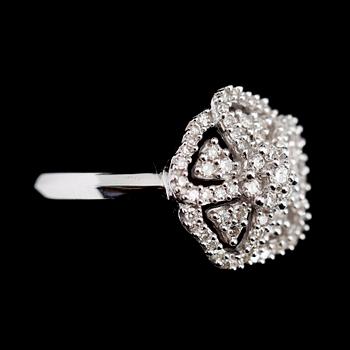 RING, 10 k vitguld, briljantslipade diamanter tot ca 0.50 ct.