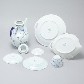 Porcelain tableware set of 35 pcs, "Musselmalet" by Bing & Gröndahl, Denmark, second half of the 20th century.