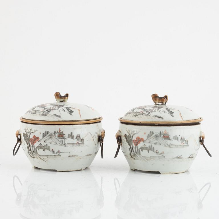 A pair of Chinese tureens with covers, late Qing dynasty, circa 1900.