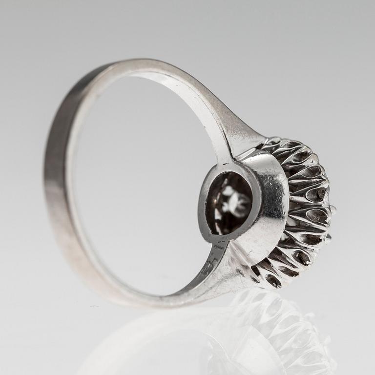 A RING, 18K white gold, brilliant cut diamonds 1.41 ct. Center stone 0.60 ct. Ribbhagen Stockholm 1980. Weight 4,7 g.