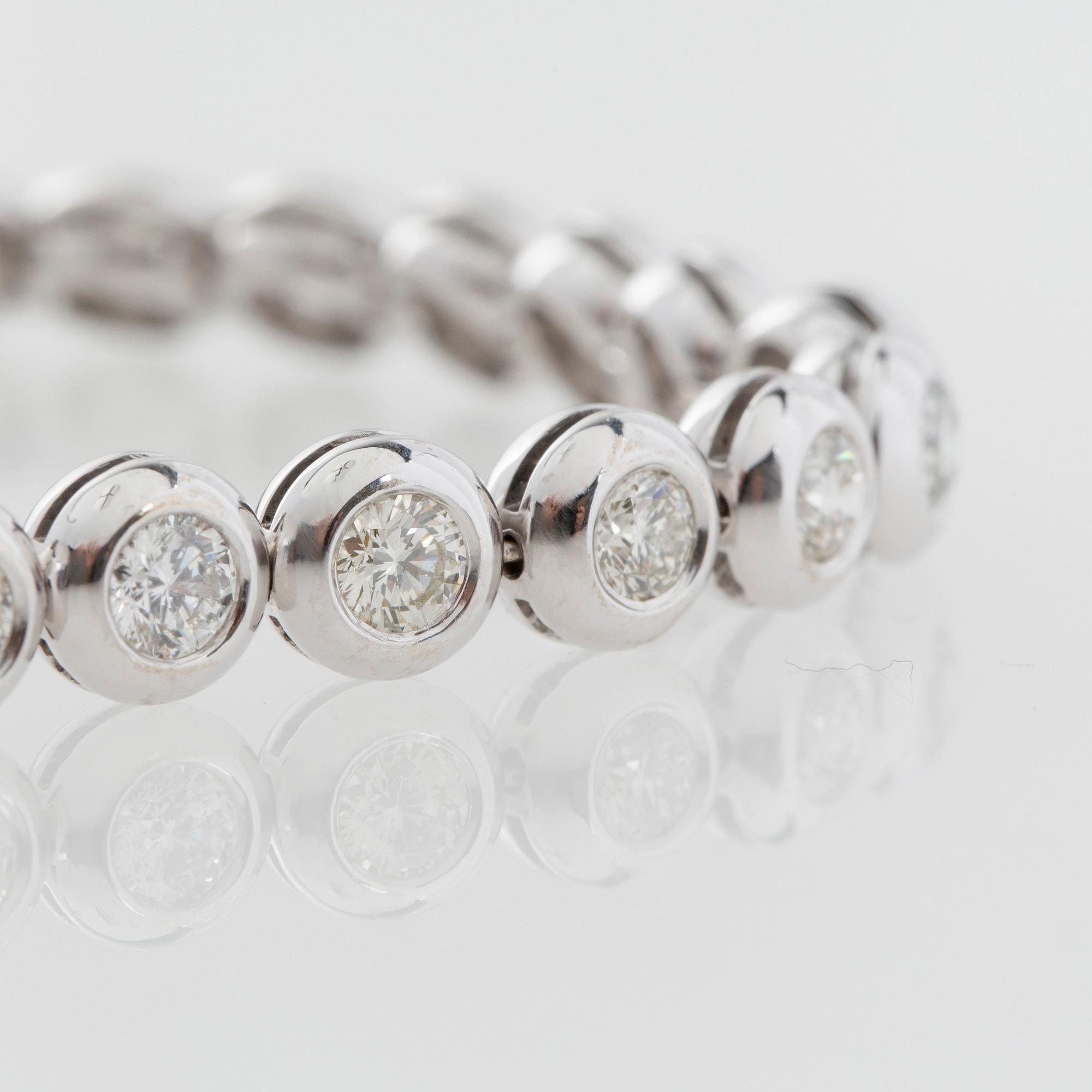 ARMBAND, 18K vitguld med briljantslipade diamanter ca 4.35 ct.