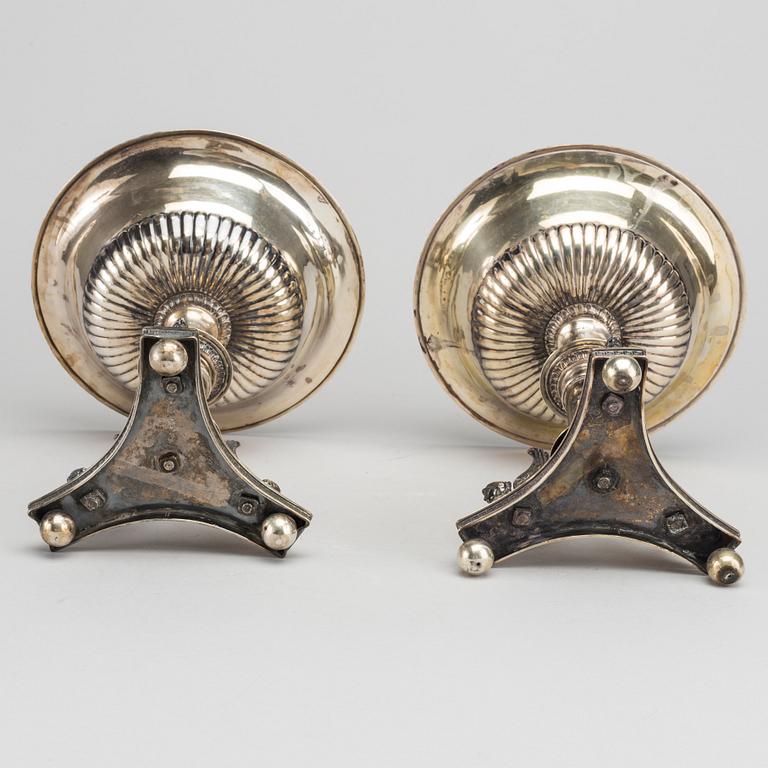 A pair of Swedish 19th century silver suger bowls, mark of A Zethelius Stockholm 1824, height ca 27 cm, weight ca 1165 g.