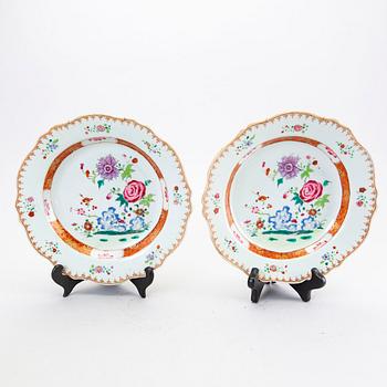 A set of 2+1 Cjinese porcealin Qing Dynasty plates.