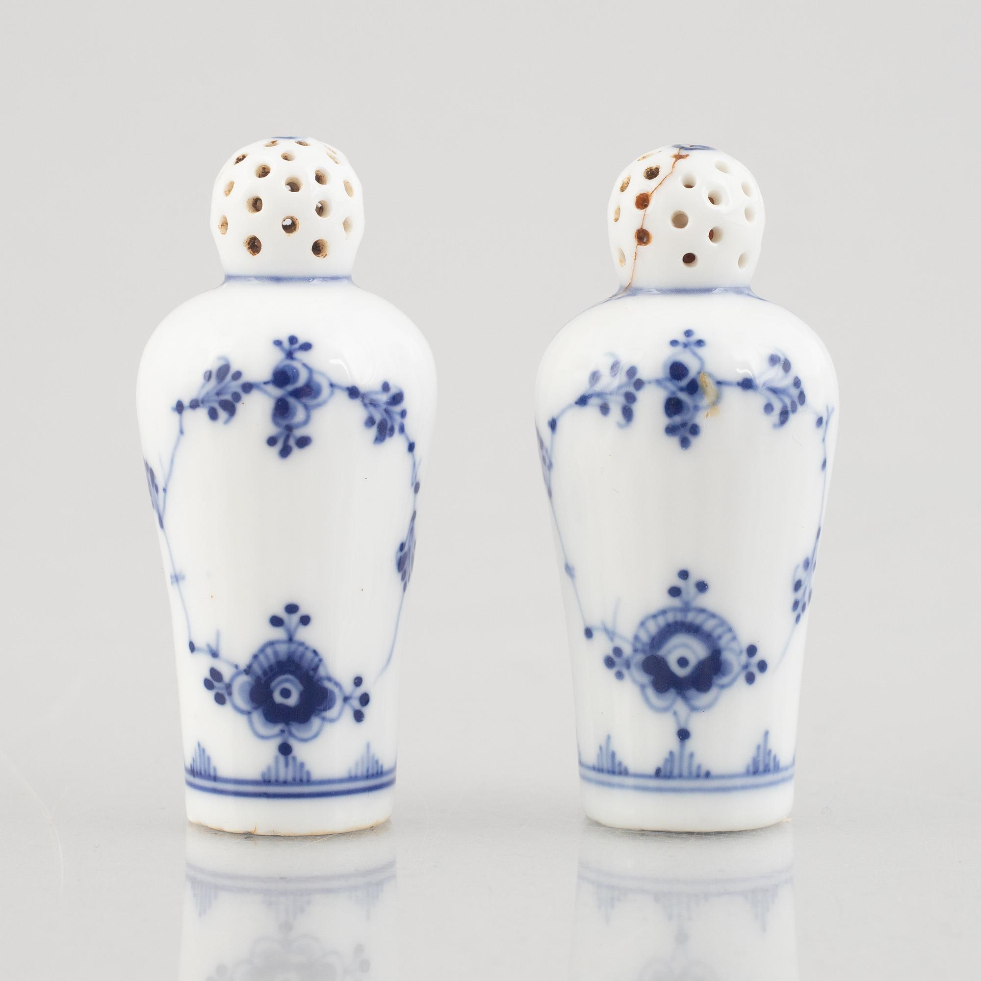 A pair of 'Blue Fluted' / 'Musselmalet rifflet' Salt- and pepper shakers, Royal Copenhagen, model 439, 19th century.