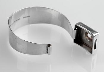 ARMRING, sterlingsilver med fasettslipad vit sten. Gussi, Malmö, 1964. Vikt ca 40 g.