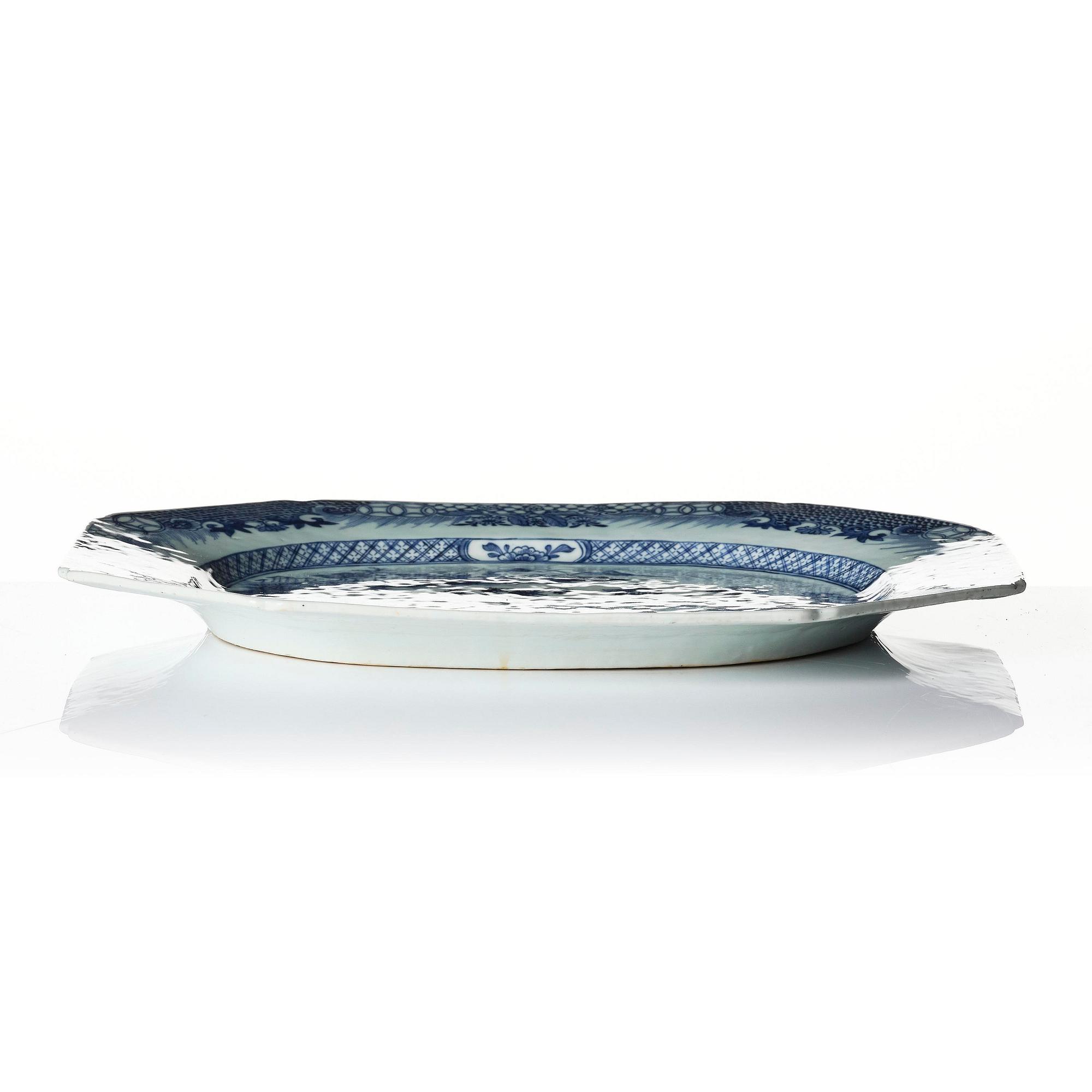 A pair of chargers, porcelain Qianlong 1736-95.