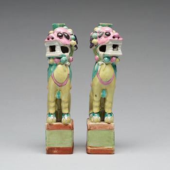 RÖKELSEHÅLLARE, ett par, porslin. Qingdynastin, omkring 1800.