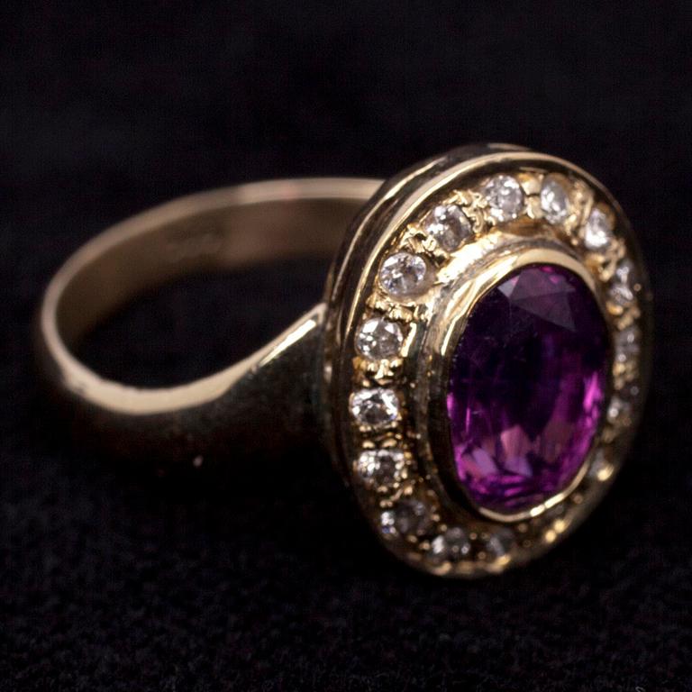 RING, guld 14K, pink safir med små diamanter. Vikt 3,9 g.