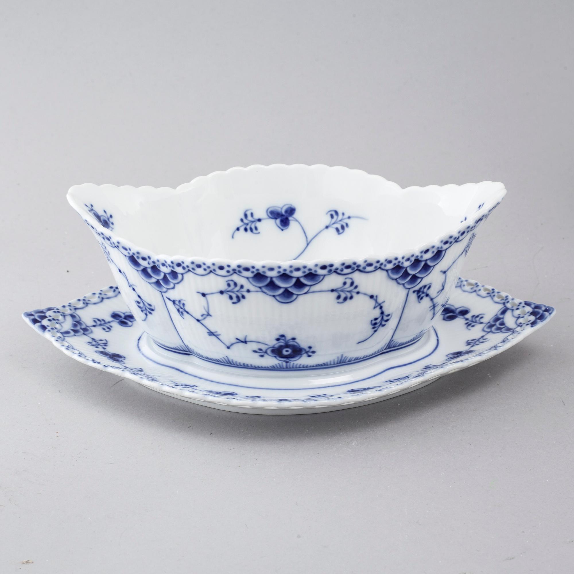 A porcelain tableware set of 69 pcs, "Musselmalet" by Royal Copenhagen, second half of the 20th century.
