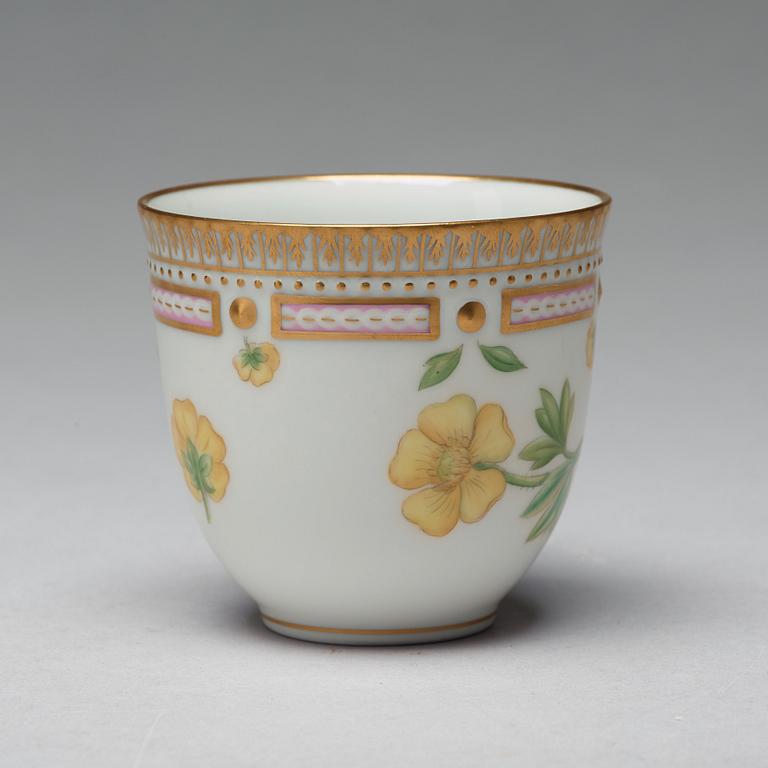 KAFFEKOPPAR med FAT, fyra stycken, porslin. "Flora Dancia", Danmark, 1900-tal.