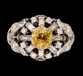 602. A white gold and brownyellow diamond ring.