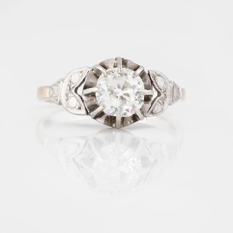 RING, med gammalslipad diamant.