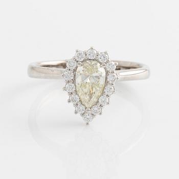 Ring med droppslipad diamant 0,70 ct, med GIA dossier.