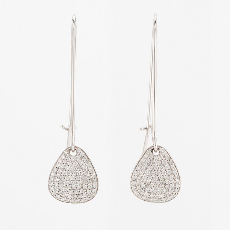 Efva Attling, örhängen, ett par, "Little Rose Petal & Stars Earrings", 18K vitguld med diamanter.