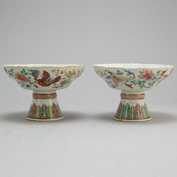 A pair of famille rose footed dishes, Qing dynasty, Canton, 19th century.