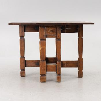 A drop-leaf table, 18th/19th Cc2entury.