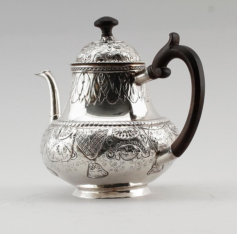 TEKANNA, silver, 1800-talets första del. Vikt ca 274 g.