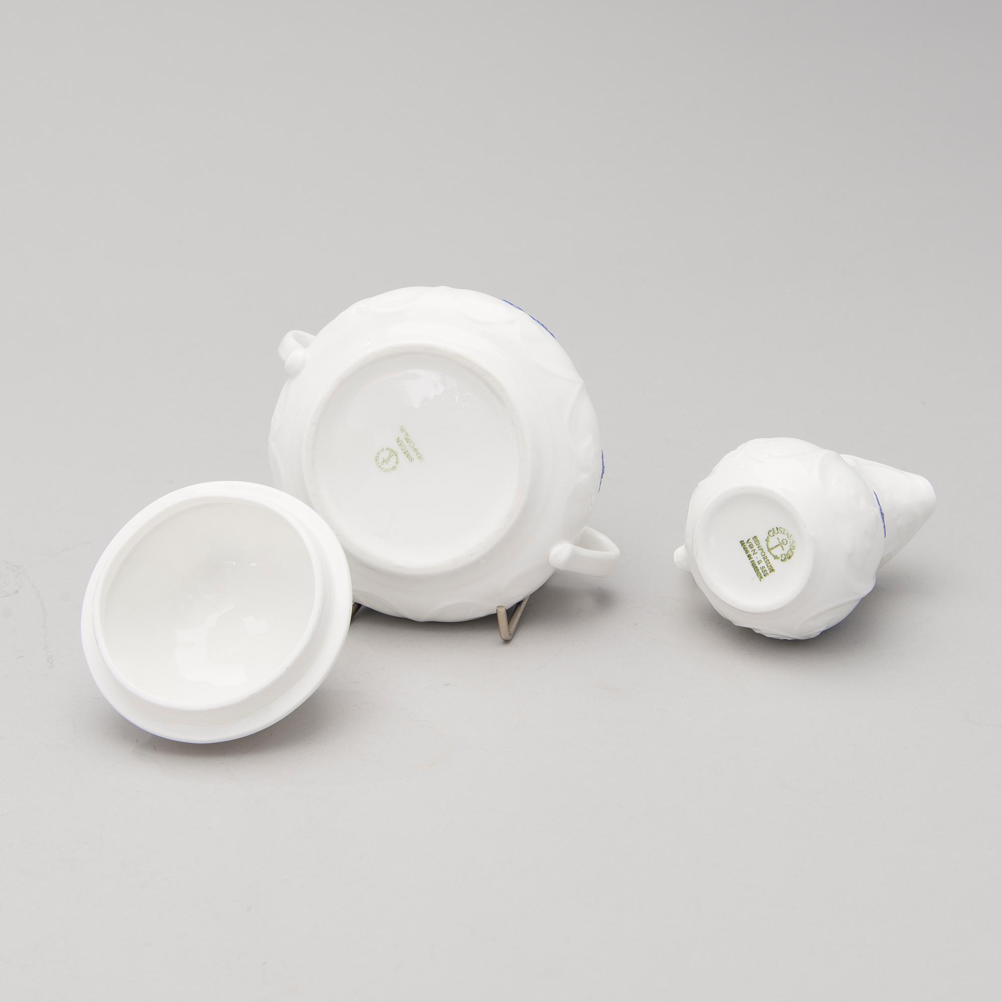 A 43-piece porcelain dinnerware set, "Blå blom", Gustavsberg.