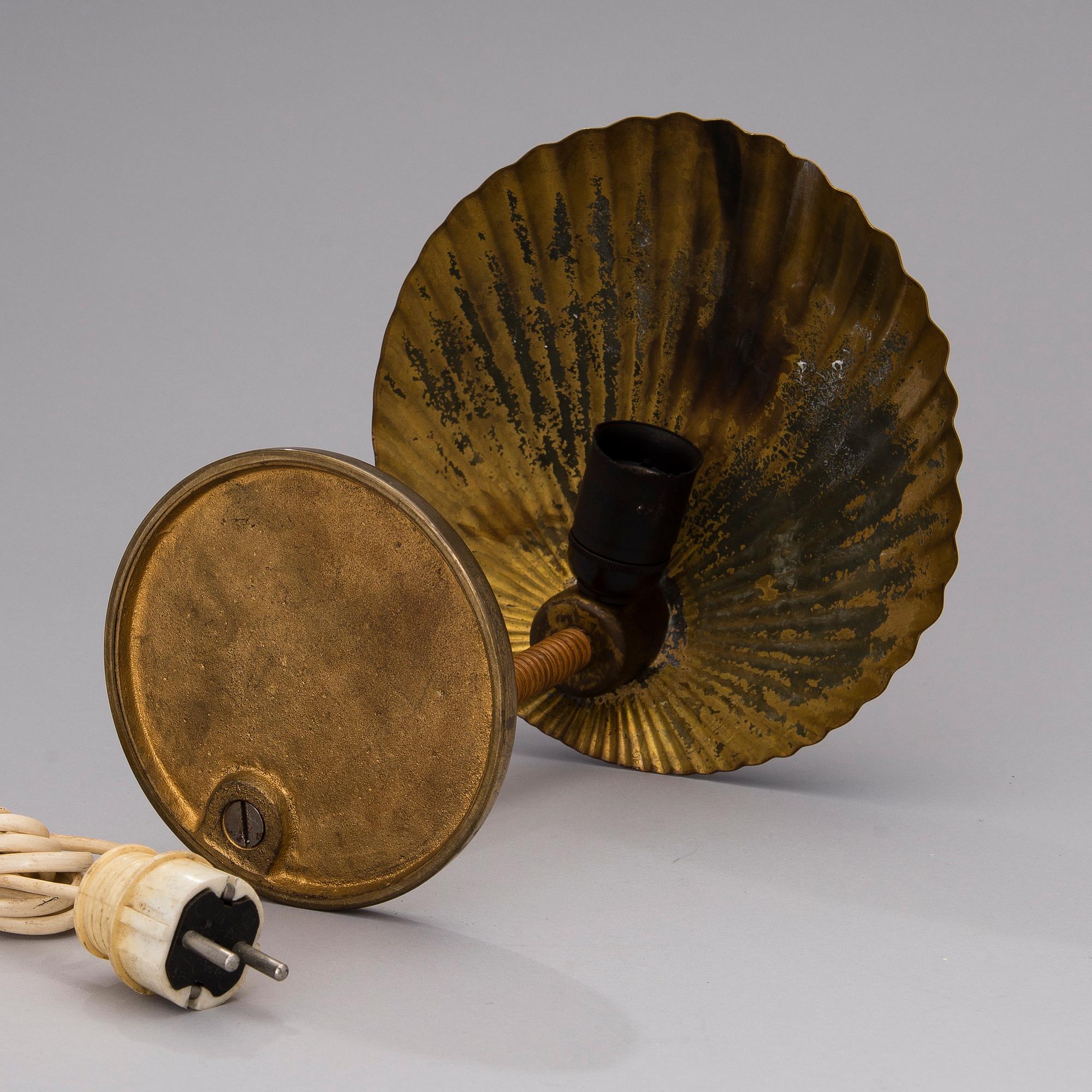 PAAVO TYNELL, BORDSLAMPA. Snäcka. Tillverkad av Taito Oy. Formgiven 1938/39.