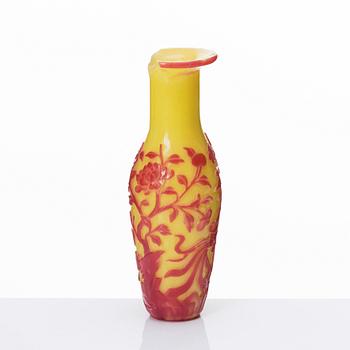 A Chinese Beijing glass vase, 19th century.