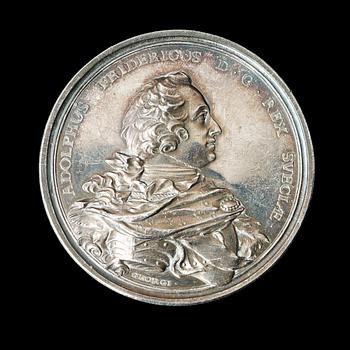 MEDALJ. Adolf Fredriks kröning i Stockholm 1751. Utförd av N. Georgii i Berlin. Silver 5,4 cm 61,3 g.