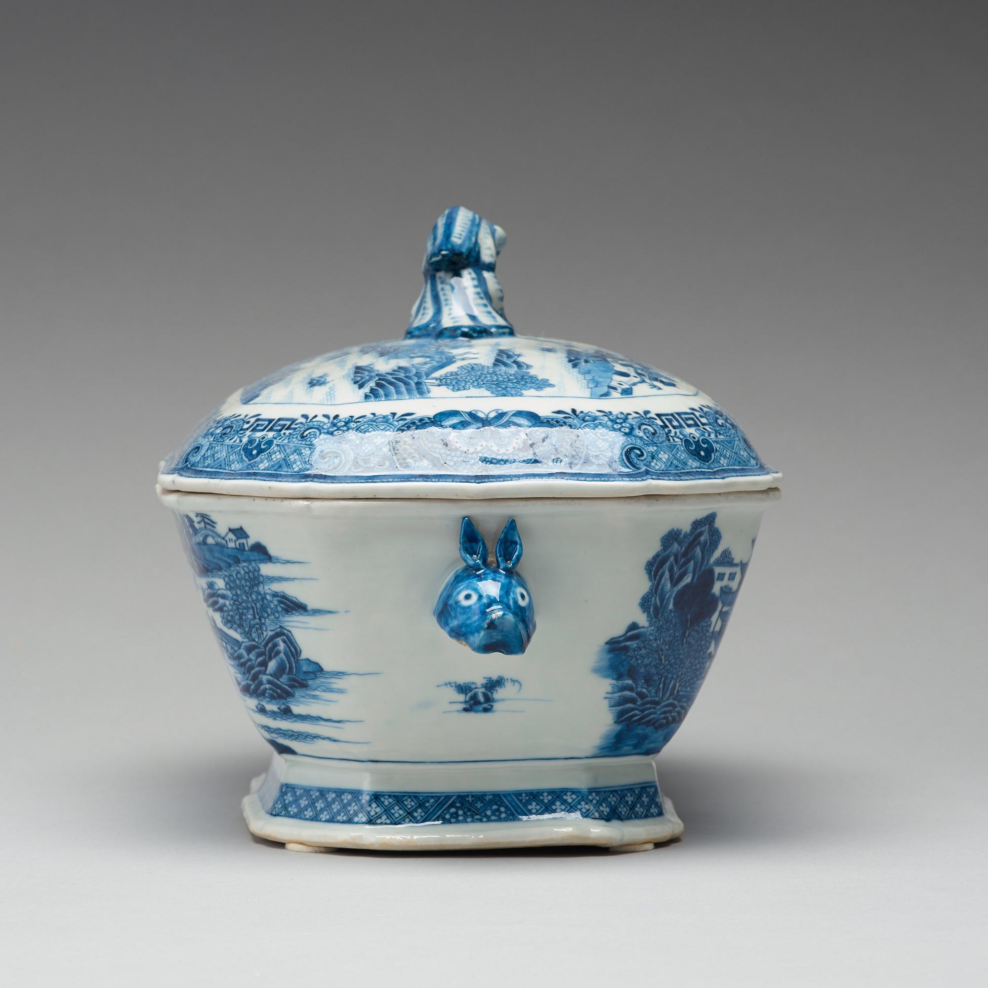 A blue and white tureen with cover, Qing dynasty, Qianlong (1736-95).