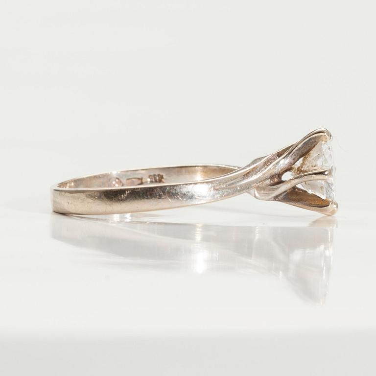 A RING, 14K white gold, brilliant cut diamond 1,06 ct, H/SI2. Size 17-. Weight 2,5 g.