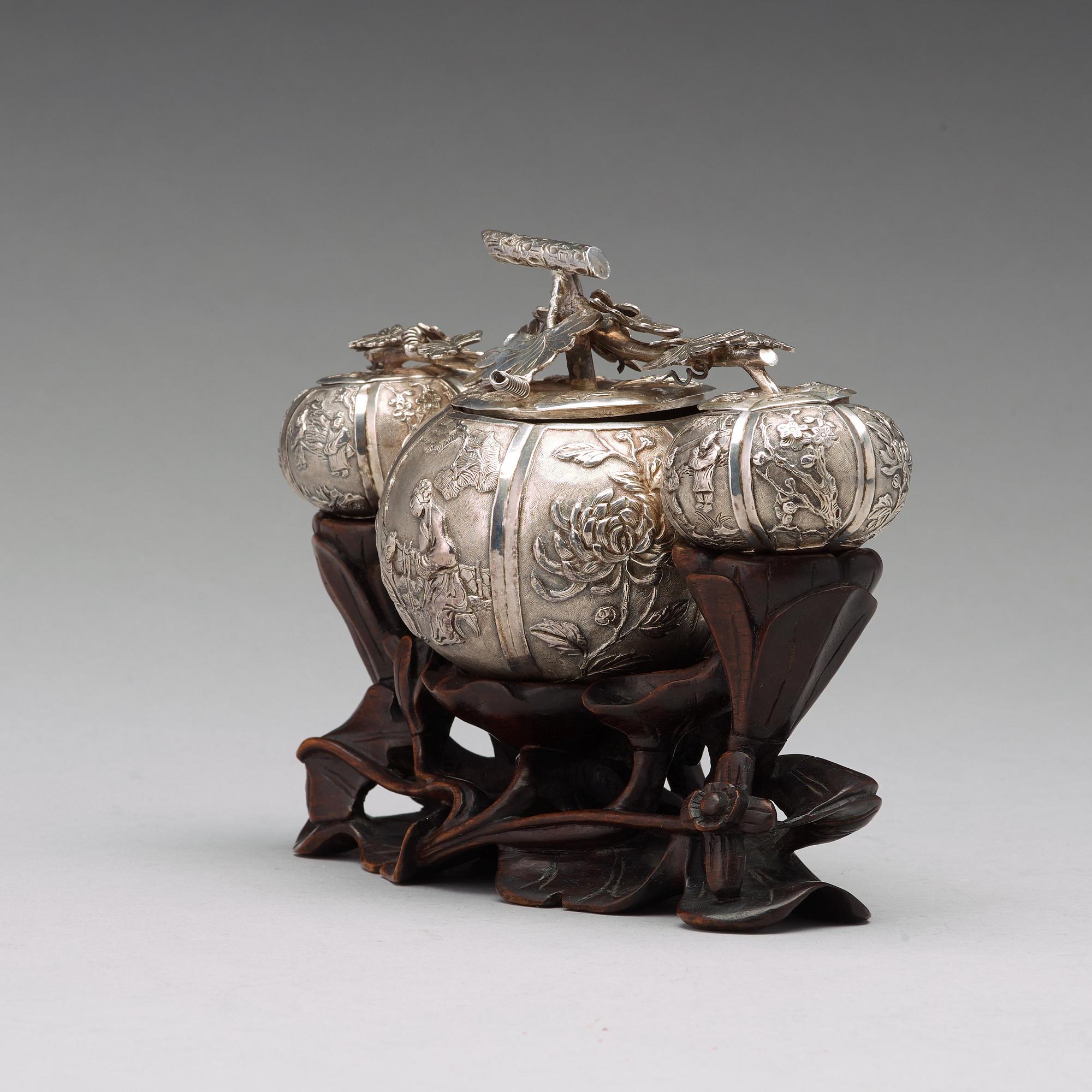 SKÅLAR MED LOCK, låghaltigt silver, Kina, 1900-talets första hälft.
