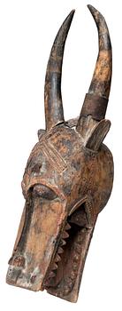 HUVUDPRYDNAD. Buffelhuvud. Trä och metall. Senufo-stammen. Côte d'Ivoire (Elfenbenskusten) 1940-tal. Höjd 42,5 cm.