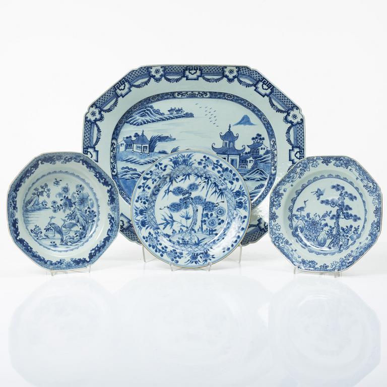Stekfat samt tre tallrikar, kompaniporslin, Kina, Qingdynastin, 1700-tal.