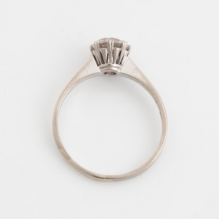 Ring, 18K vitguld, med briljantslipad diamant 1,04 ct.