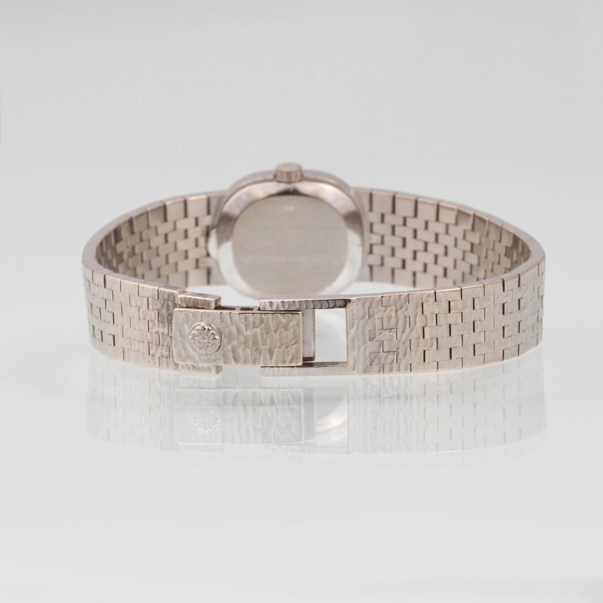 DAMARMBANDSUR, 18K vitguld, Patek Philippe. Vikt 48,9 gram.