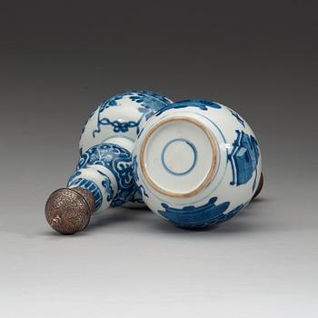 A matched pair blue and white flasks, Qing dynasty, Kangxi (1662-1722).