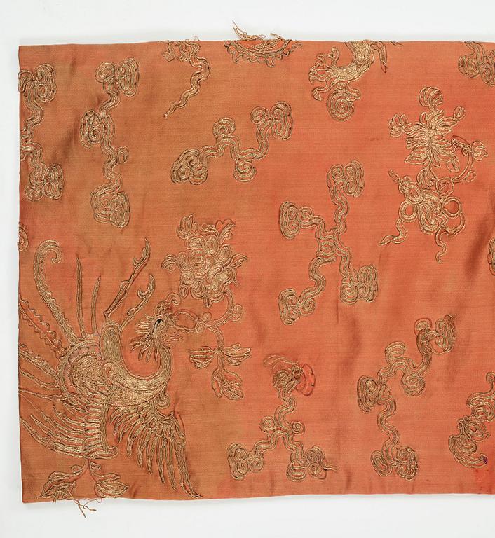 ROCK, broderat siden, höjd 131 cm, Kina sen Qingdynasti (1644-1912).